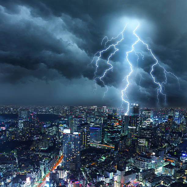 lightnings mais altos arranha-céus da cidade durante tempestade com trovoadaweather condition - lightning thunderstorm storm city imagens e fotografias de stock