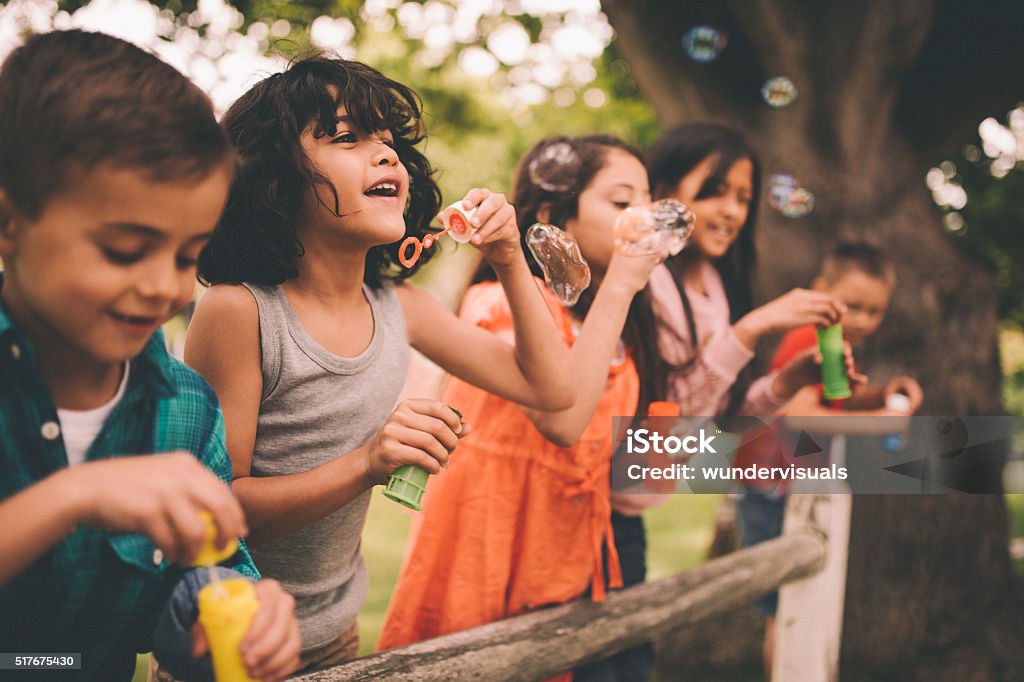 Kleine Junge Spaß haben mit Freunden im Park " Blasen bubbles" - Lizenzfrei Kind Stock-Foto