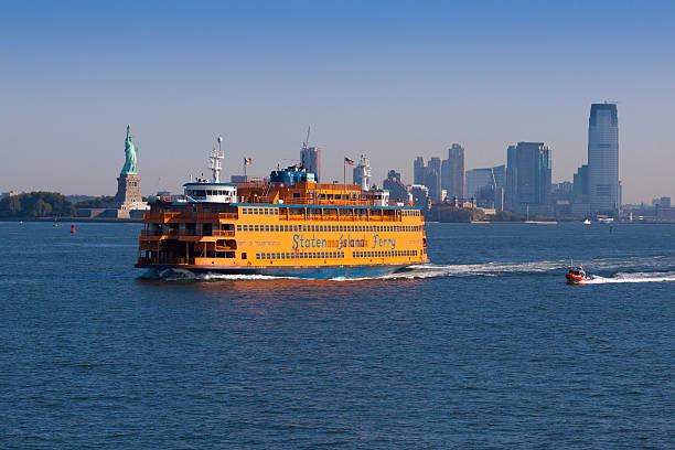статен айленд ферри и статуя свободы, нью-йорк. - usa coast guard ship nautical vessel стоковые фото и изображения