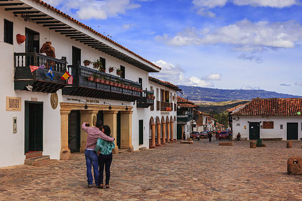 vila de leiva, colômbia: casal sessão uma selfie na praça principal - shingle bank imagens e fotografias de stock