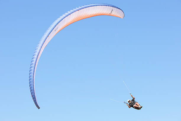 paraglider 파일럿 우뚝 - extreme sports air sport recreational pursuit ultralight 뉴스 사진 이미지