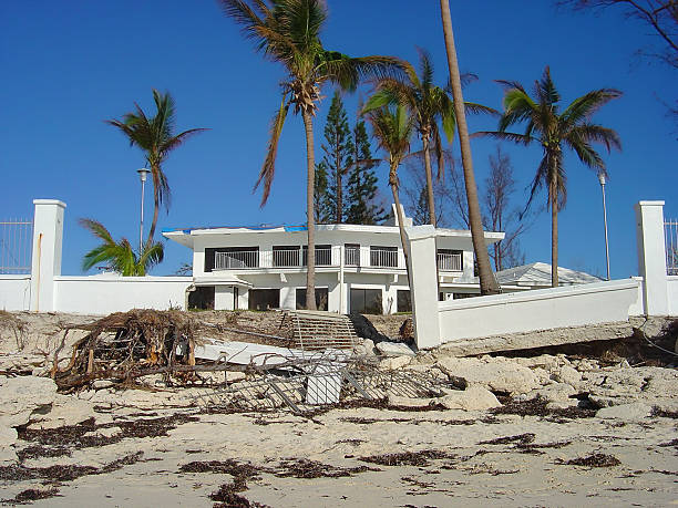 strandhotel in bahamas beschädigungen durch hurrikan wind und wellen - hurricane caribbean house storm stock-fotos und bilder