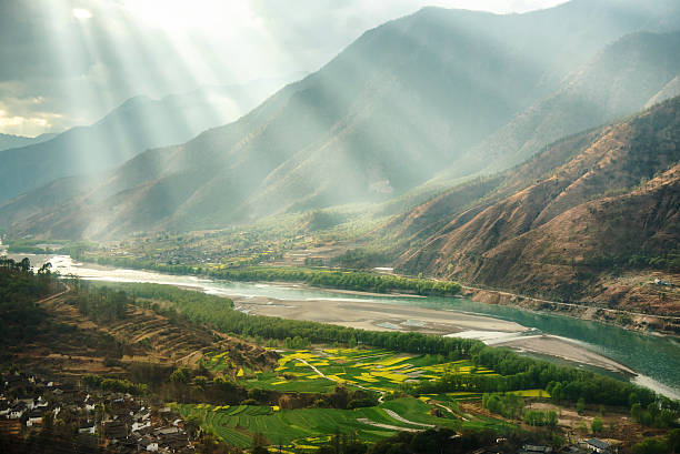 famoso curvatura do rio yangtse na província de yunnan, china - província de yunnan imagens e fotografias de stock