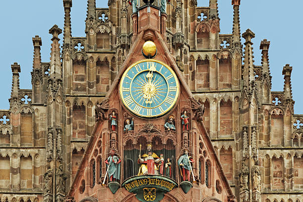 zwölf o uhr-frauenkirche in nürnberg mit berühmten glockenspielschule - nürnberg stock-fotos und bilder