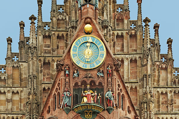 12 出力クロックニュルンベルク聖母教会で有名な carillion 付き - carillon ストックフォトと画像