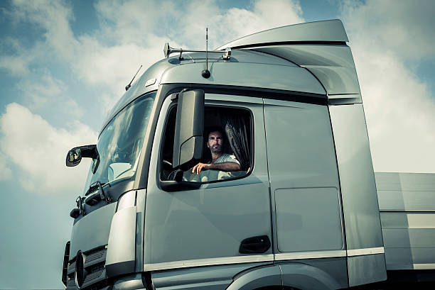 motorista de caminhão sentado na cabine - truck driver freight transportation adults only mature adult - fotografias e filmes do acervo
