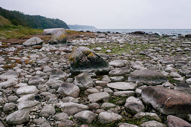 felsigen küste von cape arkona auf deutsch insel rügen - kap halbinsel stock-fotos und bilder