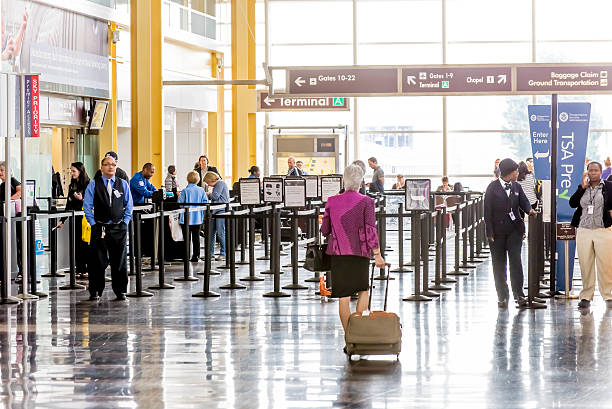 pasażerowie linii tsa na lotnisku - luggage ramp zdjęcia i obrazy z banku zdjęć