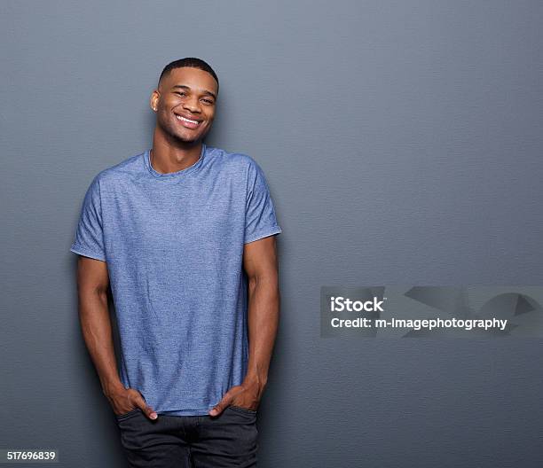 Young African American Man Sonriente Foto de stock y más banco de imágenes de Hombres - Hombres, Camiseta, Azul