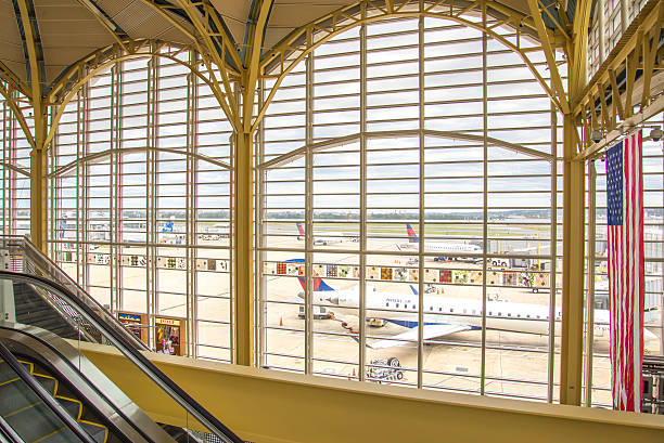 남퐁 주시나요 공항 창을 �항공기 및 램프 운영 - ronald reagan 뉴스 사진 이미지