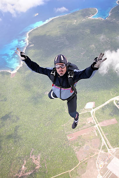 parachutist in aria - skydiving air aerial view vertical foto e immagini stock