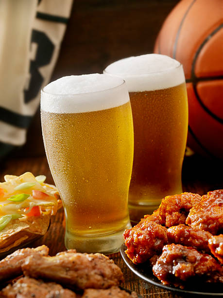 cerveza, básquetbol y alas - beer wing spicy chicken wings chicken wing fotografías e imágenes de stock