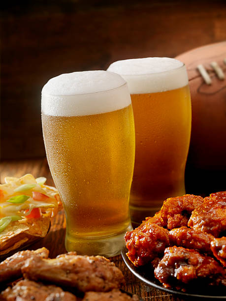 cerveza, fútbol y alas - beer wing spicy chicken wings chicken wing fotografías e imágenes de stock