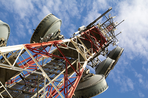 Torre de telecomunicaciones contra el cielo azul photo