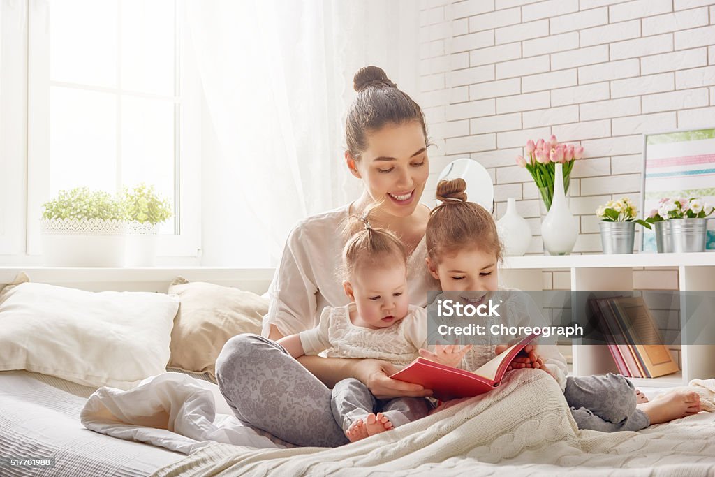 Mutter liest Buch - Lizenzfrei Lesen Stock-Foto