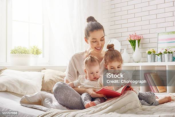 Mutter Liest Buch Stockfoto und mehr Bilder von Lesen - Lesen, Kind, Mutter