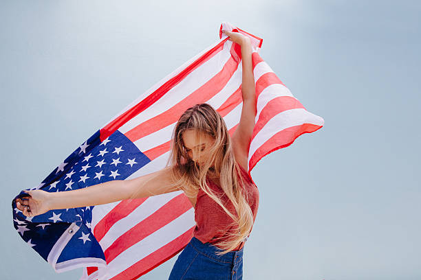 hermosa young hipster mujer con bandera de los estados unidos - women ethnic american culture flag fotografías e imágenes de stock