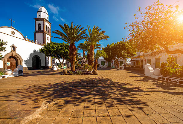 サン ヒネス の教会アレシフィー街にランサローテ島 - lanzarote ストックフォトと画像