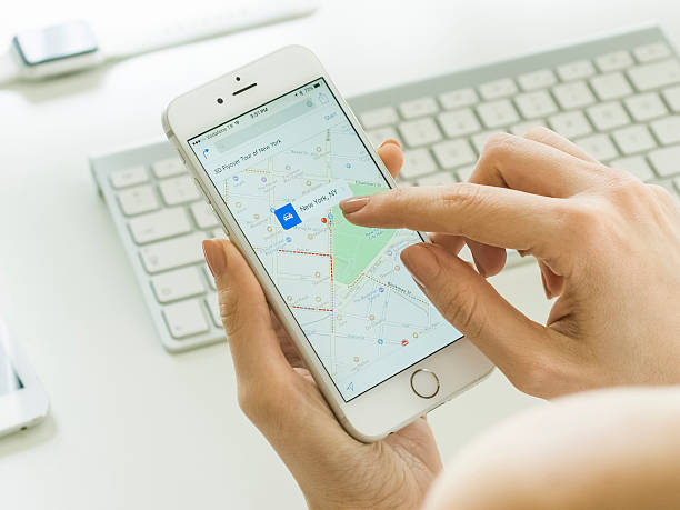 smartphone-mapping im büro - people office mobility looking stock-fotos und bilder