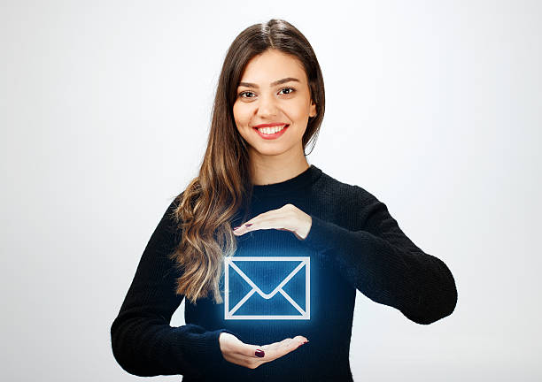 若い女性 e メールの記号を - human hand e mail communication internet ストックフォトと画像