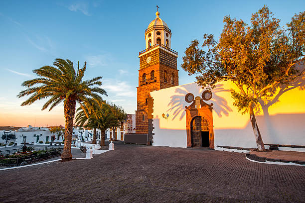 teguise aldeia nas ilhas de lanzarote - lanzarote imagens e fotografias de stock