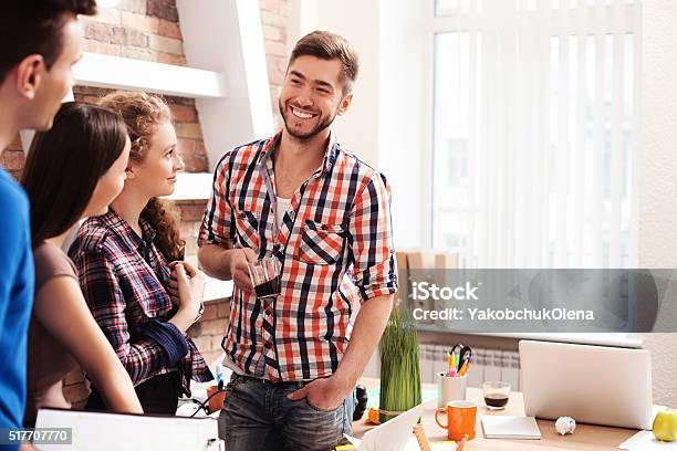 Talentierten Jungen Freiberufler Sind In Zusammenarbeit Stockfoto und mehr Bilder von Arbeiten