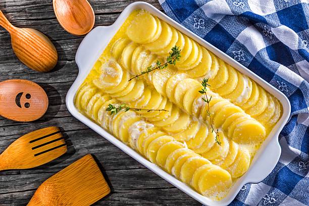 au gratinado dauphinois, batata assada em uma panela close-up - dauphinois - fotografias e filmes do acervo