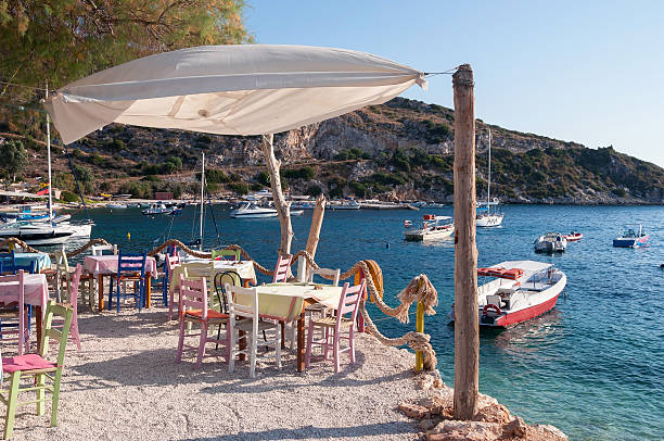 café am strand in agios nikolaos hafen von zakynthos - agios nikolaos stock-fotos und bilder