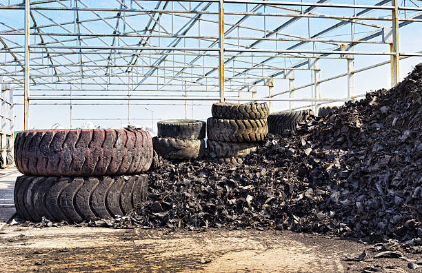 tire la industria - tire old rubber heap fotografías e imágenes de stock