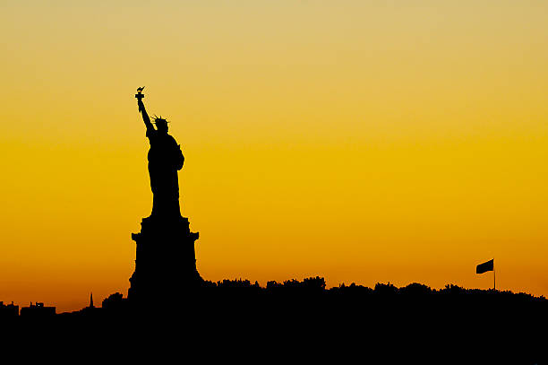 女神像の夜 - dramatic sky architecture new york state sunset ストックフォトと画像