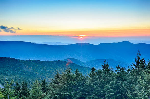 gipfel des mount mitchell vor sonnenuntergang - mount mitchell stock-fotos und bilder