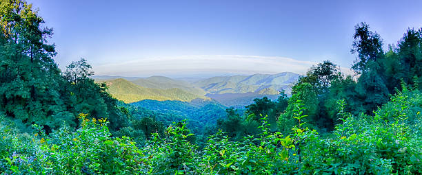 blue ridge parkway, das national park sonnenuntergang malerischen berglandschaft im sommer - wnc stock-fotos und bilder