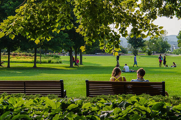 paar in major hill park in ottawa, kanada - parks canada stock-fotos und bilder