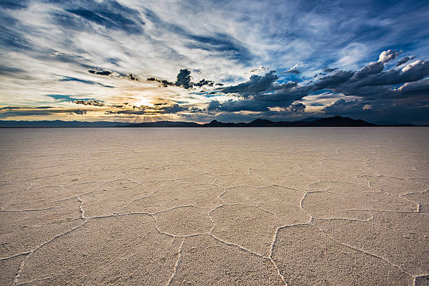 branco sal apartamentos com pôr do sol, perto de sal lago cidade, utah - northern utah - fotografias e filmes do acervo