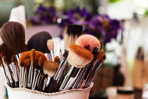 pinceaux de maquillage et de travail de l'artiste de maquillage, - make up brush photos et images de collection