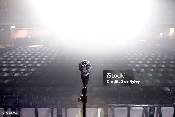 Im Scheinwerferlicht Stockfoto und mehr Bilder von Niemand - Niemand, Wohnraum, Mikrofon