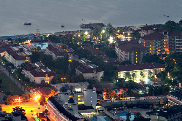 vista superior do resort, próximo à vila camyuva kemer, a turquia, o amanhecer. - tourist resort hotel swimming pool night - fotografias e filmes do acervo