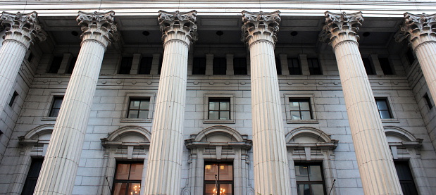 Columnas de un palacio de justicia photo