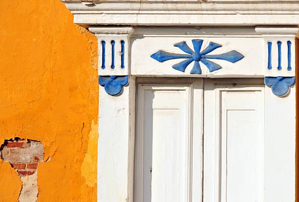 Puerto Plata, Dominican republic: ornate 19th century window frame of the Restauración masonic lodge building - Calle Separación, corner. Malecón - photo by M.Torres