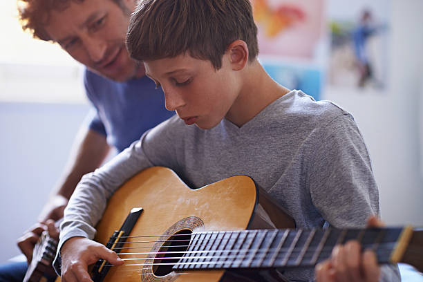 studiare le stringhe - guitar child music learning foto e immagini stock
