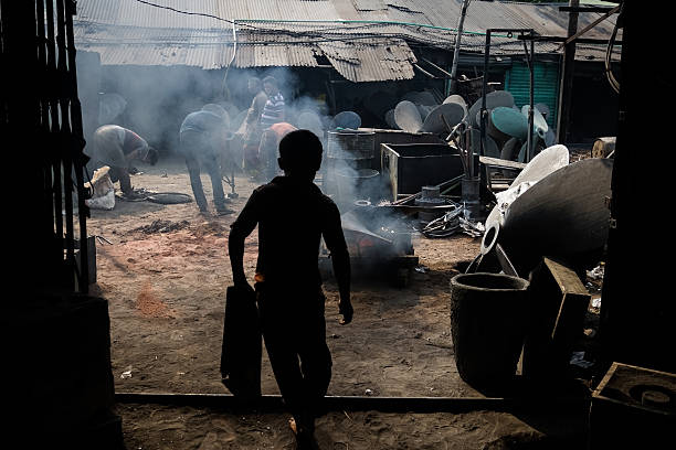 vida de cerca de acoplar quintal em keranigonj, daca;  bangladesh - business slave imagens e fotografias de stock