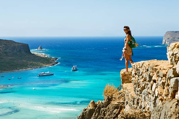 女性と素晴らしい景観で balos 湾にクレタ島 - クレタ島 ストックフォトと画像