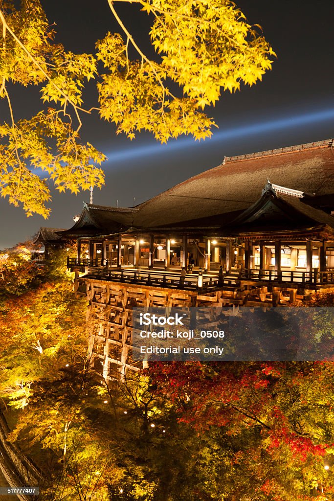 Kyoto, templo de Kiyomizu-dera que se llevaron a cabo los juegos de luces sobre las hojas de otoño. - Foto de stock de Acontecimiento libre de derechos