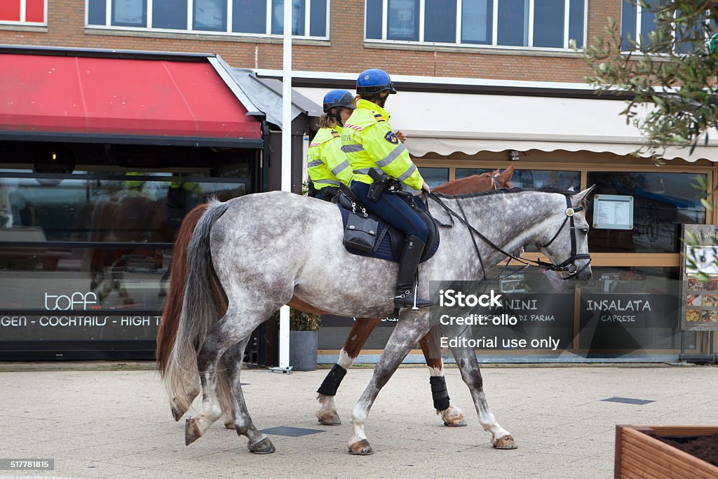 Dos mujeres de policía holandesa a caballo - Foto de stock de Adulto libre de derechos