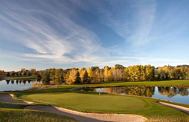 autunno golf panoramici - golf panoramic golf course putting green foto e immagini stock