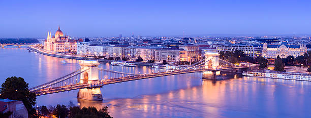 ponte das correntes e o horizonte da cidade à noite em budapeste, na hungria - budapest chain bridge panoramic hungary - fotografias e filmes do acervo