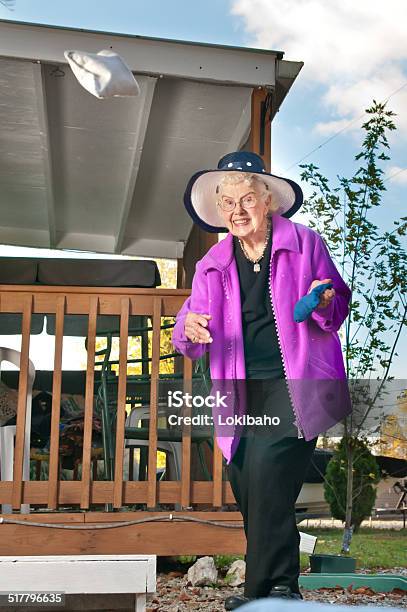 Ältere Frau Spielt Cornhole Stockfoto und mehr Bilder von Sackloch - Sackloch, Spielen, Eine Frau allein