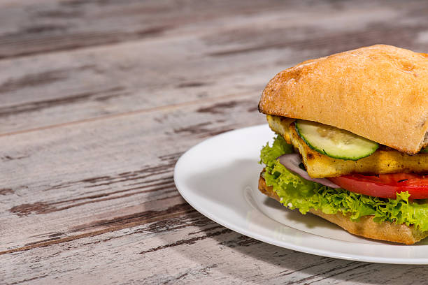 close-up imagens de sanduíche vegetariana com tofu, tomate, sal - guacamole food bar vegan food imagens e fotografias de stock