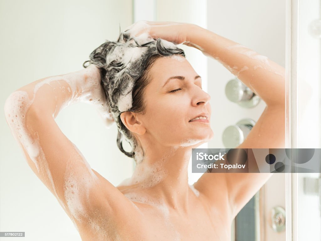 Гелем можно мыть волосы. Девушка моет голову. Мужчина моет волосы шампунем. Девушка моет голову стоя. Washing hair.