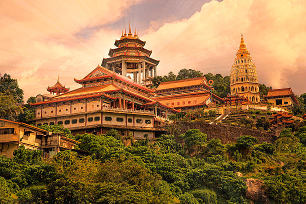 temple bouddhiste de kek lok si à penang - temple photos et images de collection